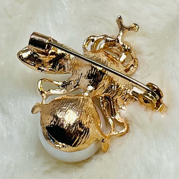 Elegant Gold Crystal and Pearl Bee Brooch - Picture 5 of 5